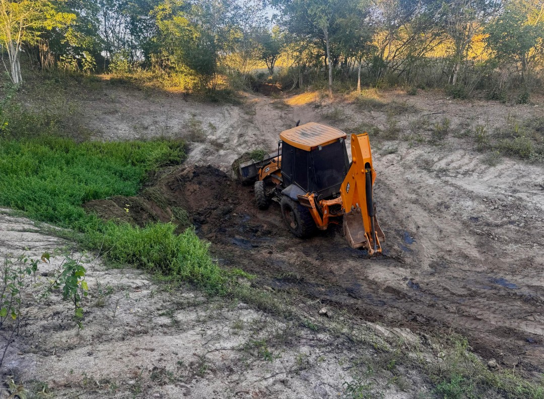 Prefeitura de Mairi dá início ao projeto de limpeza de aguadas na zona rural