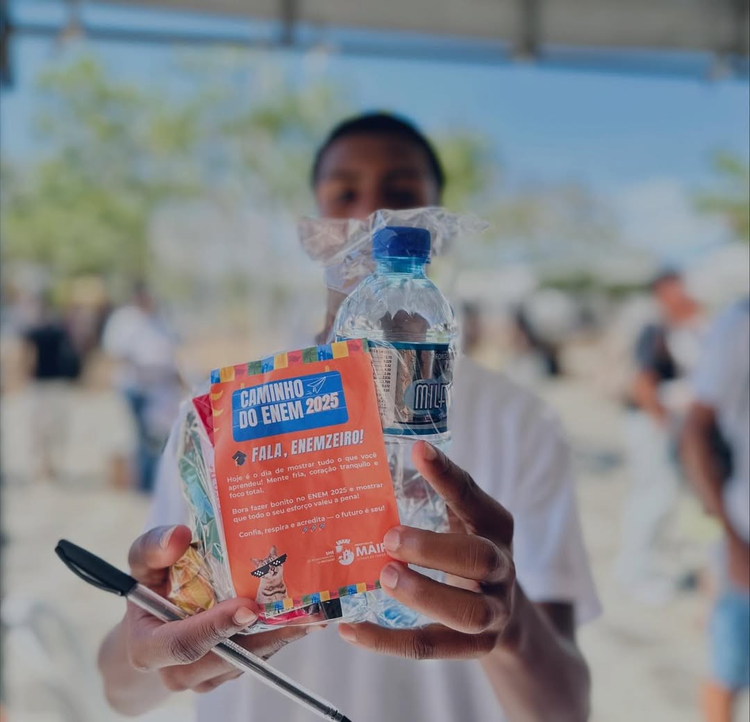 Prefeitura de Mairi realiza entrega de kits para alunos que participaram do ENEM 2025